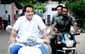 Gadkari enters RSS office in scooter but without a helmet